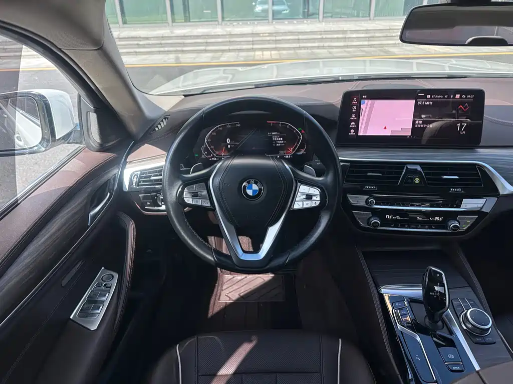 BMW 5 Series — миниатюра 8