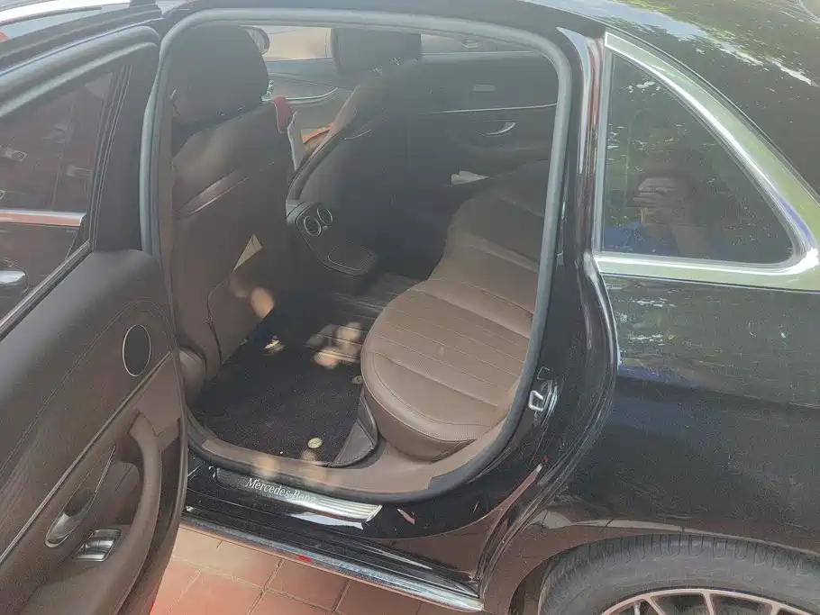 Mercedes-Benz E-Class — миниатюра 11