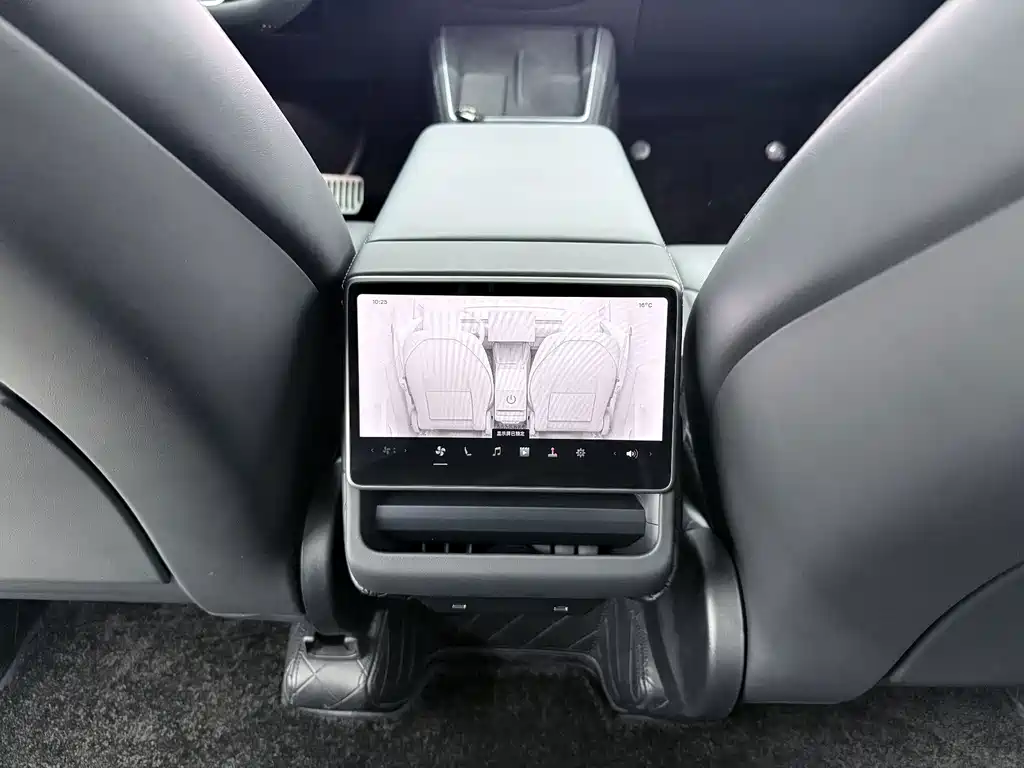 Tesla Model Y — миниатюра 11