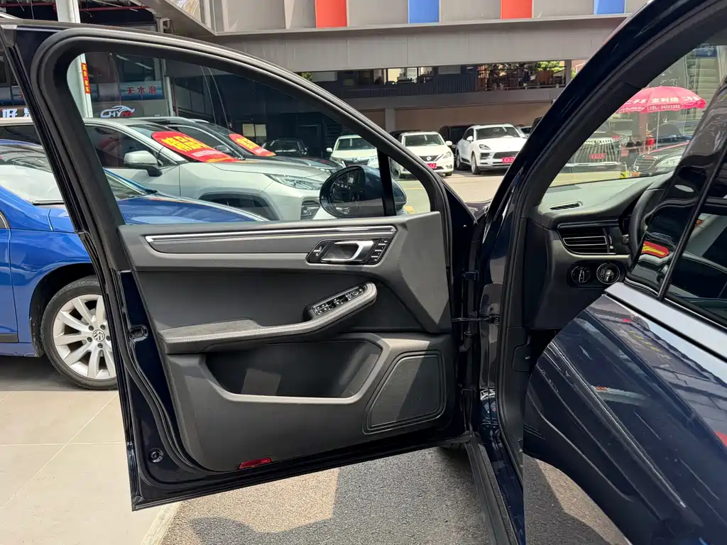 Porsche Macan — миниатюра 8