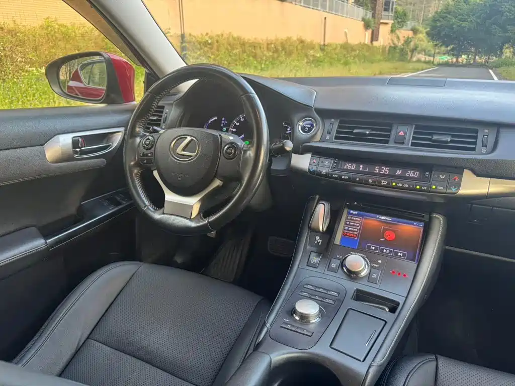 Lexus CT — миниатюра 11