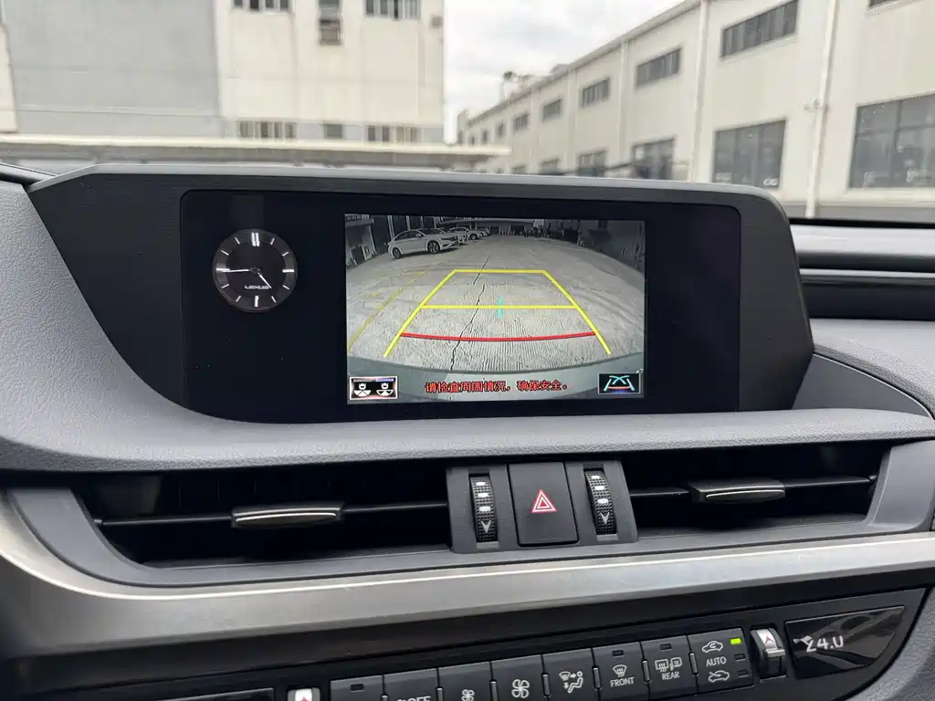 Lexus ES — миниатюра 16