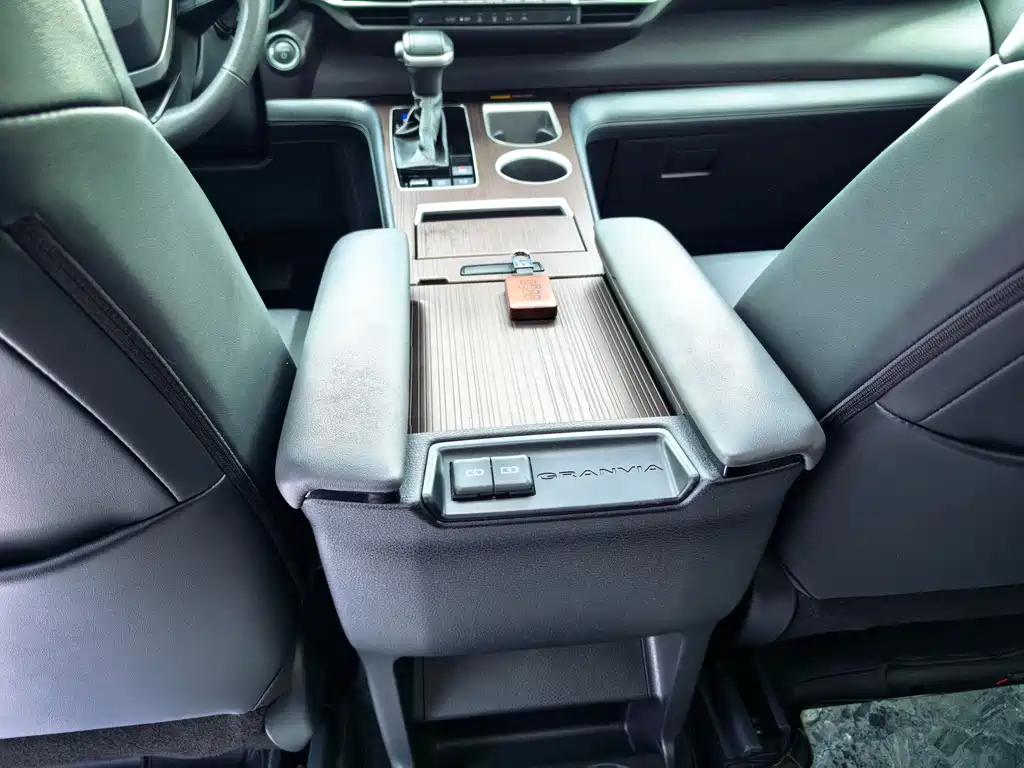 Toyota Granvia — миниатюра 19