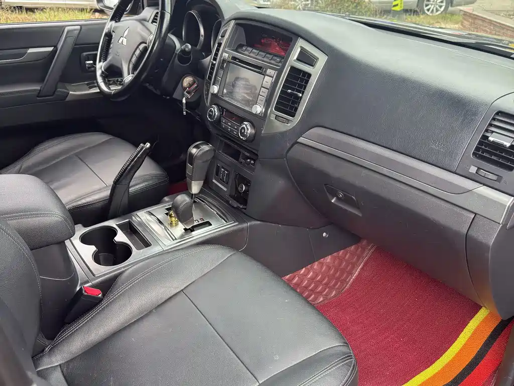 Mitsubishi Pajero (Import) — миниатюра 5