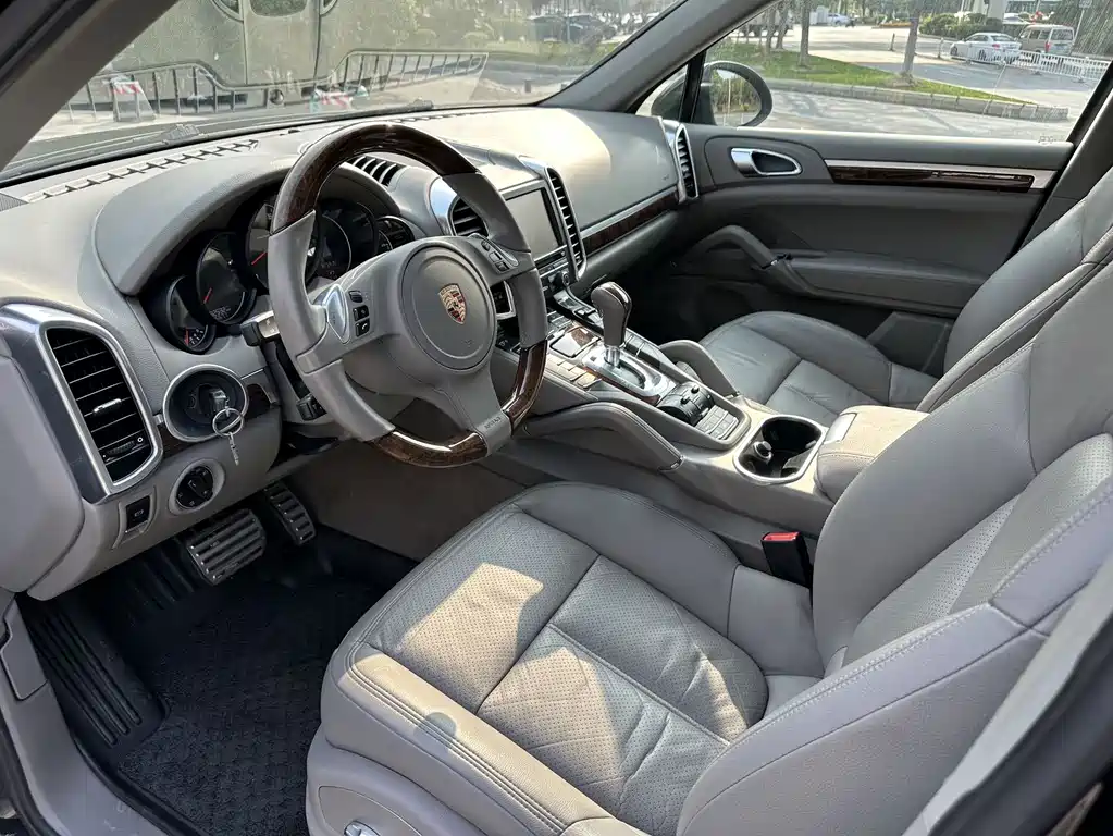 Porsche Cayenne — миниатюра 7