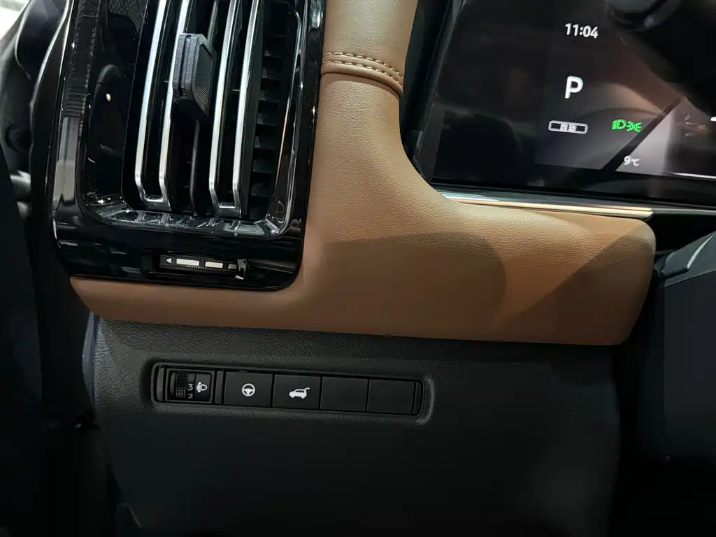 NISSAN EXPLORING THE LAND