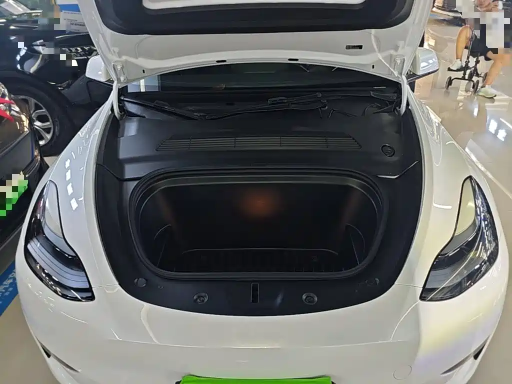 Tesla Model Y — миниатюра 20