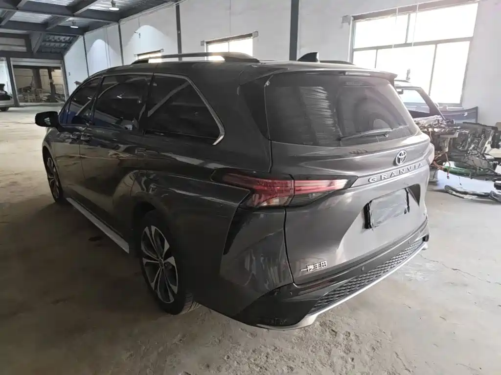 Toyota Granvia — миниатюра 5