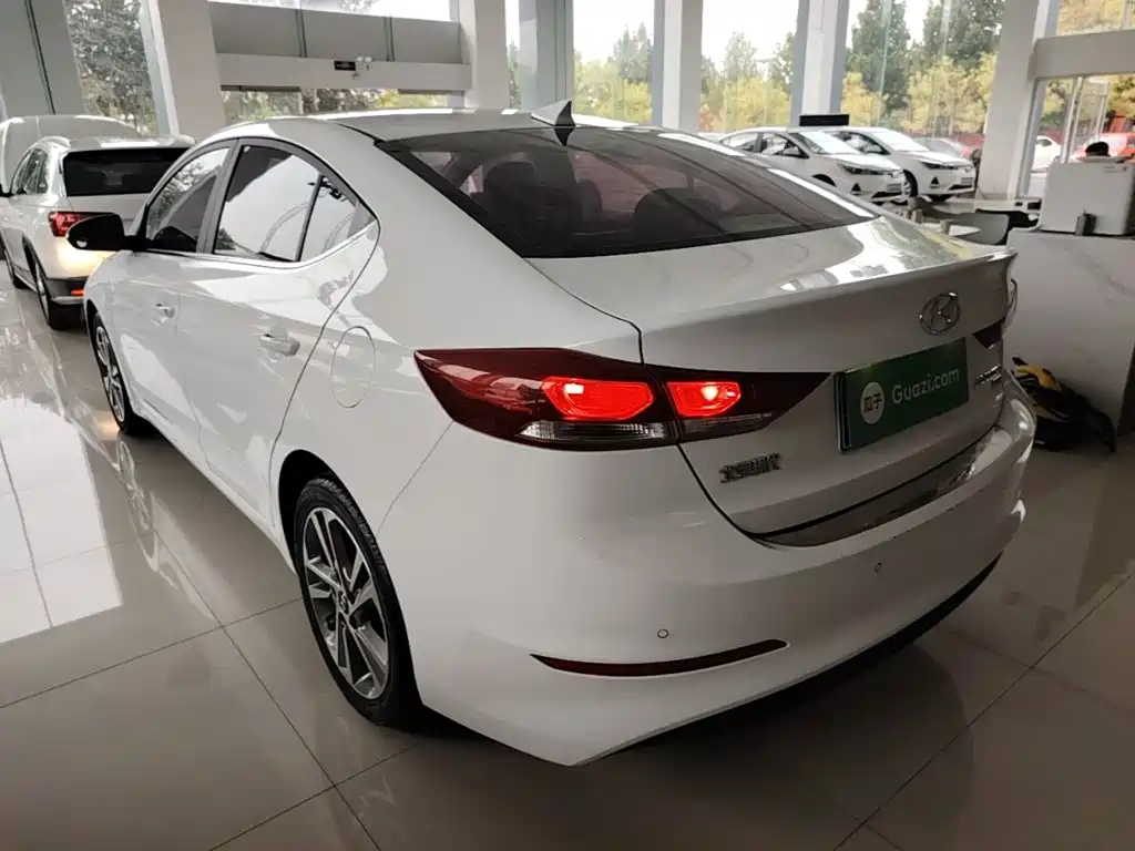 Hyundai Elantra — миниатюра 5