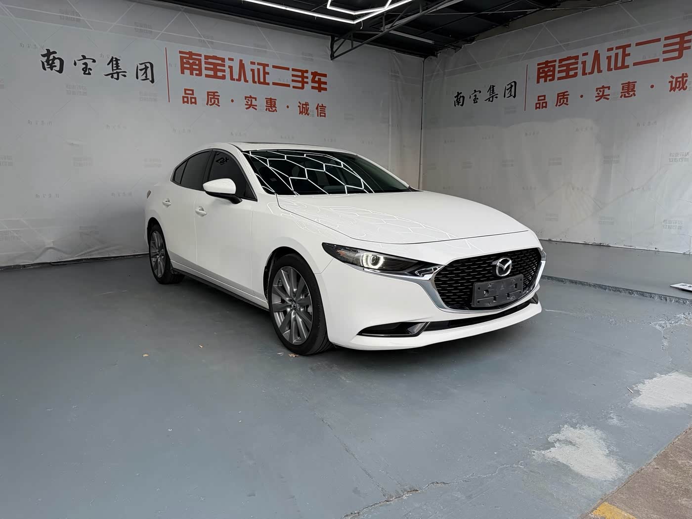 Mazda Mazda3 Axela 2.0 л 2024 г. Белый, пробег 41000 км