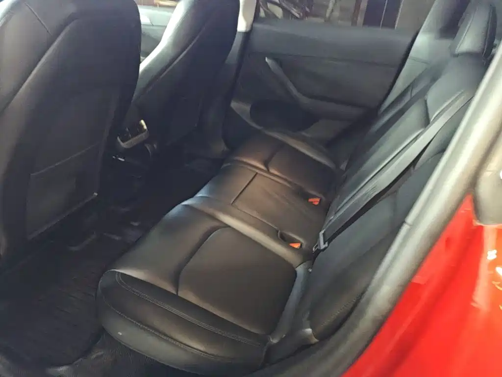 Tesla Model Y — миниатюра 17