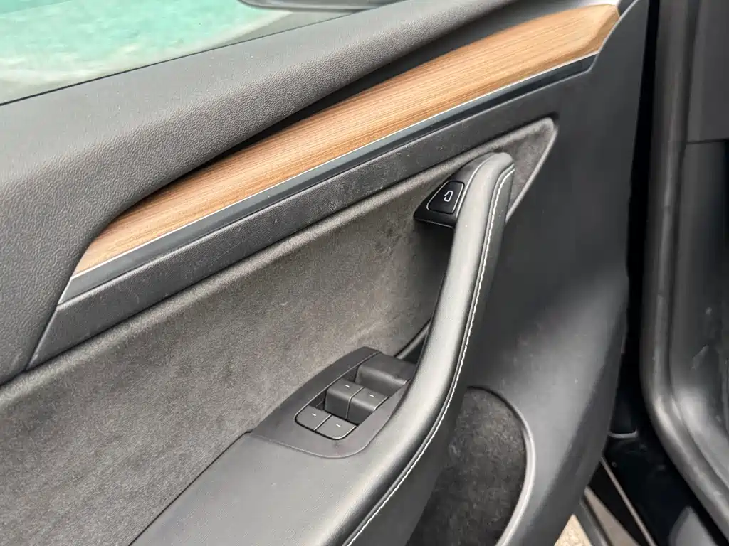 Tesla Model Y — миниатюра 5