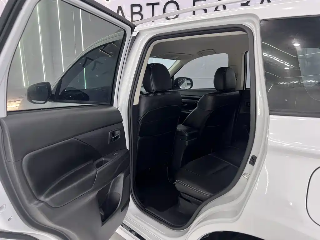 Mitsubishi Outlander — миниатюра 8