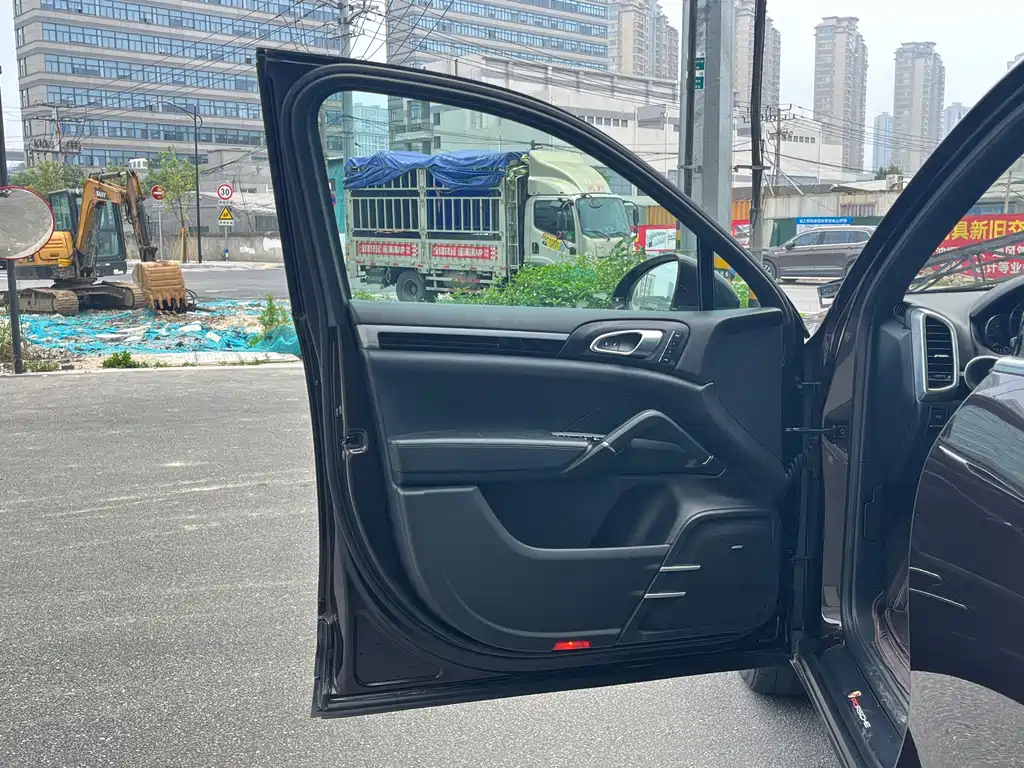 Porsche Cayenne — миниатюра 10