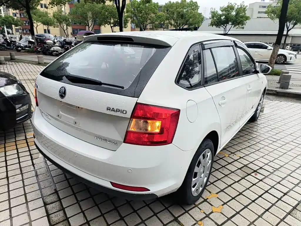 Skoda Rapid Spaceback — миниатюра 7