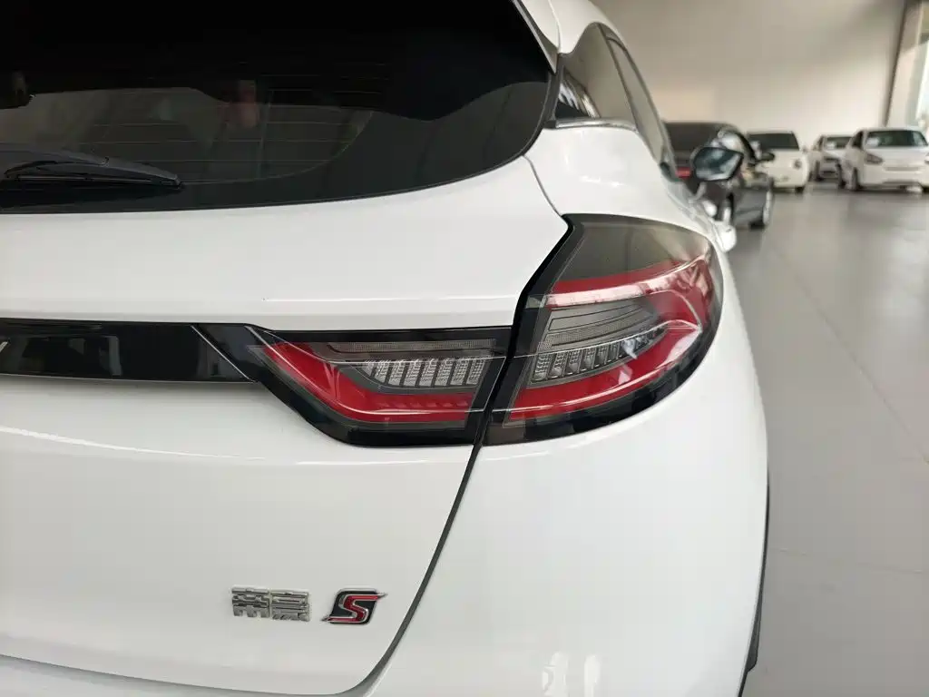 Geely Emgrand S — миниатюра 8