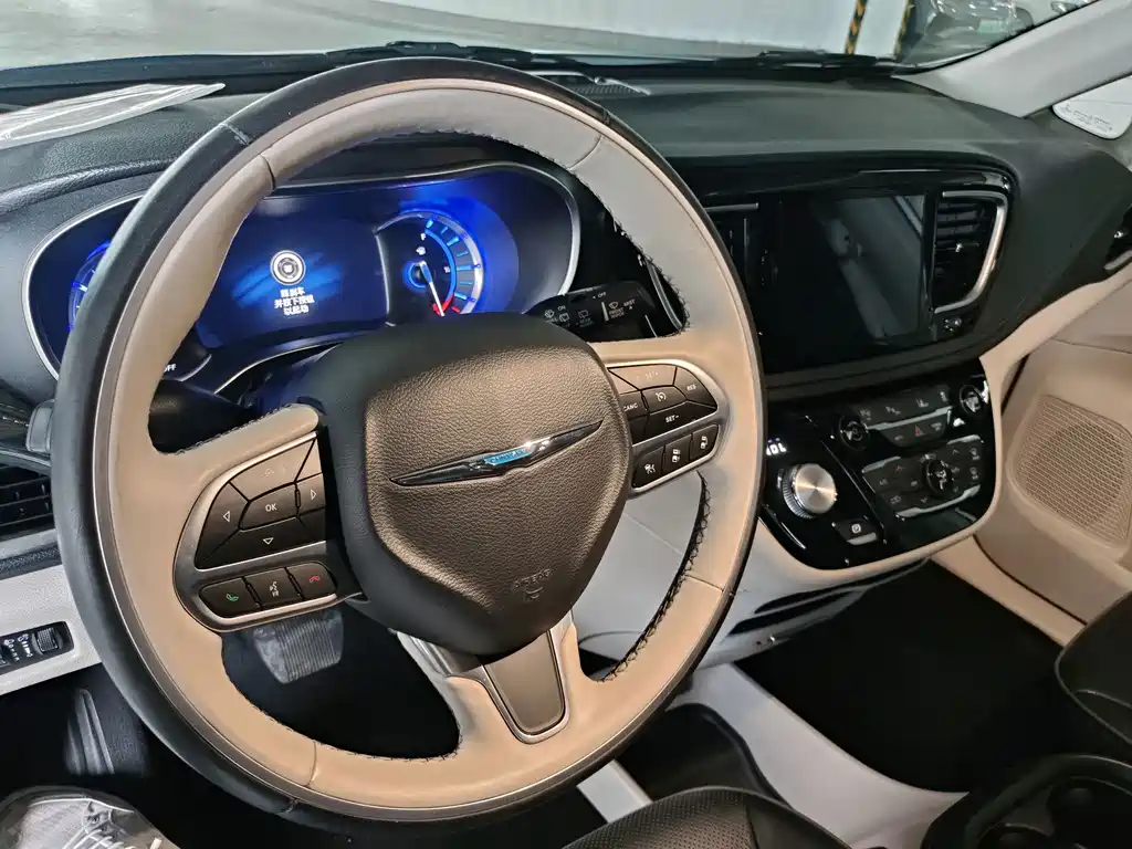 Chrysler Grand Voyager PHEV (Import) — миниатюра 6