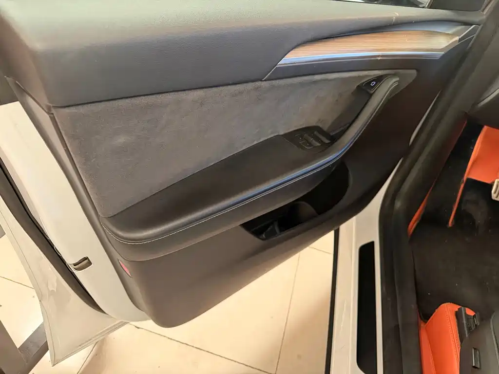 Tesla Model Y — миниатюра 8
