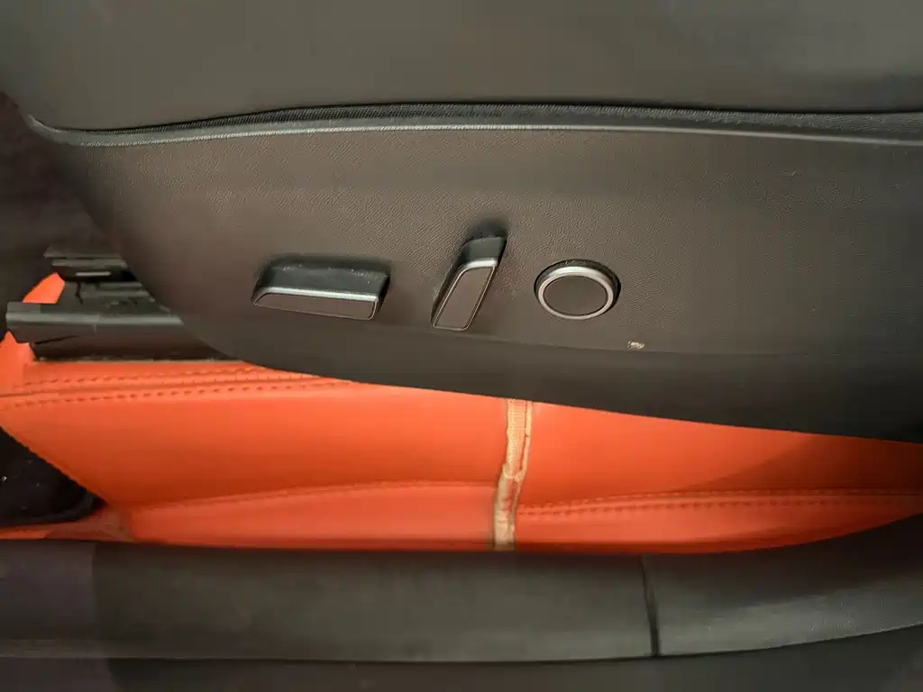 Tesla Model Y — миниатюра 9