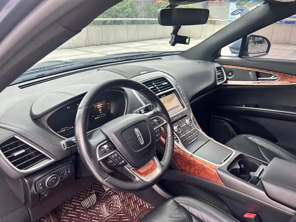 LINCOLN NAVIGATOR (IMPORT)