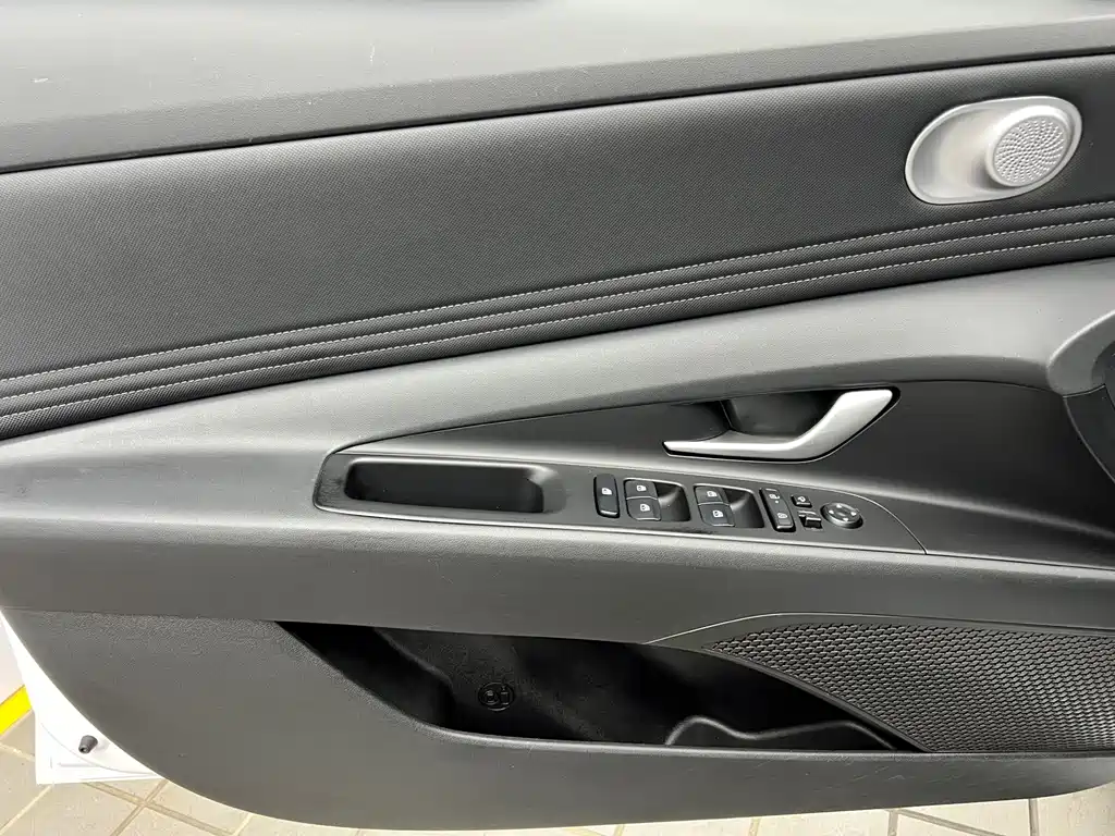 Hyundai Elantra — миниатюра 17