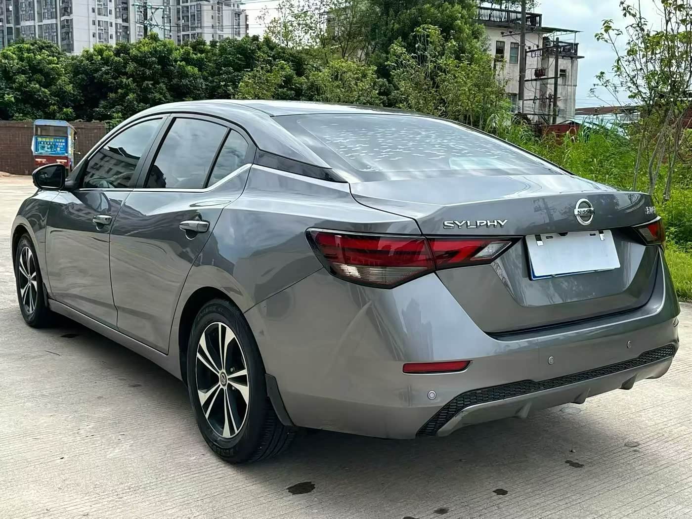 Nissan Sylphy 1.6 л 2021 г. Серебристо-серый, пробег 46000 км