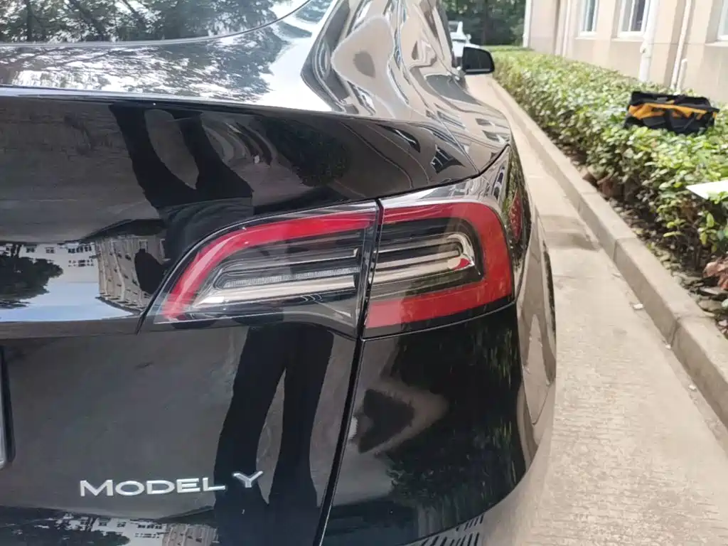 Tesla Model Y — миниатюра 8