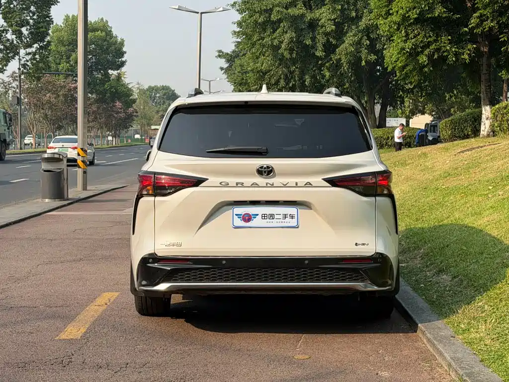 Toyota Granvia — миниатюра 5