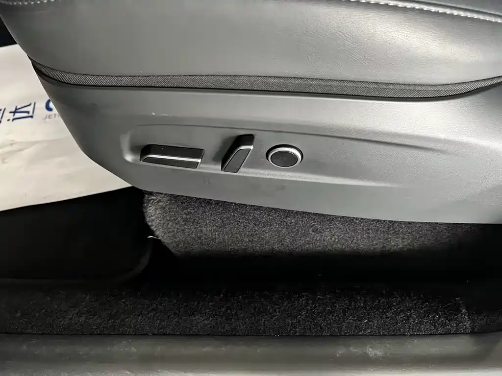 Tesla Model Y — миниатюра 10
