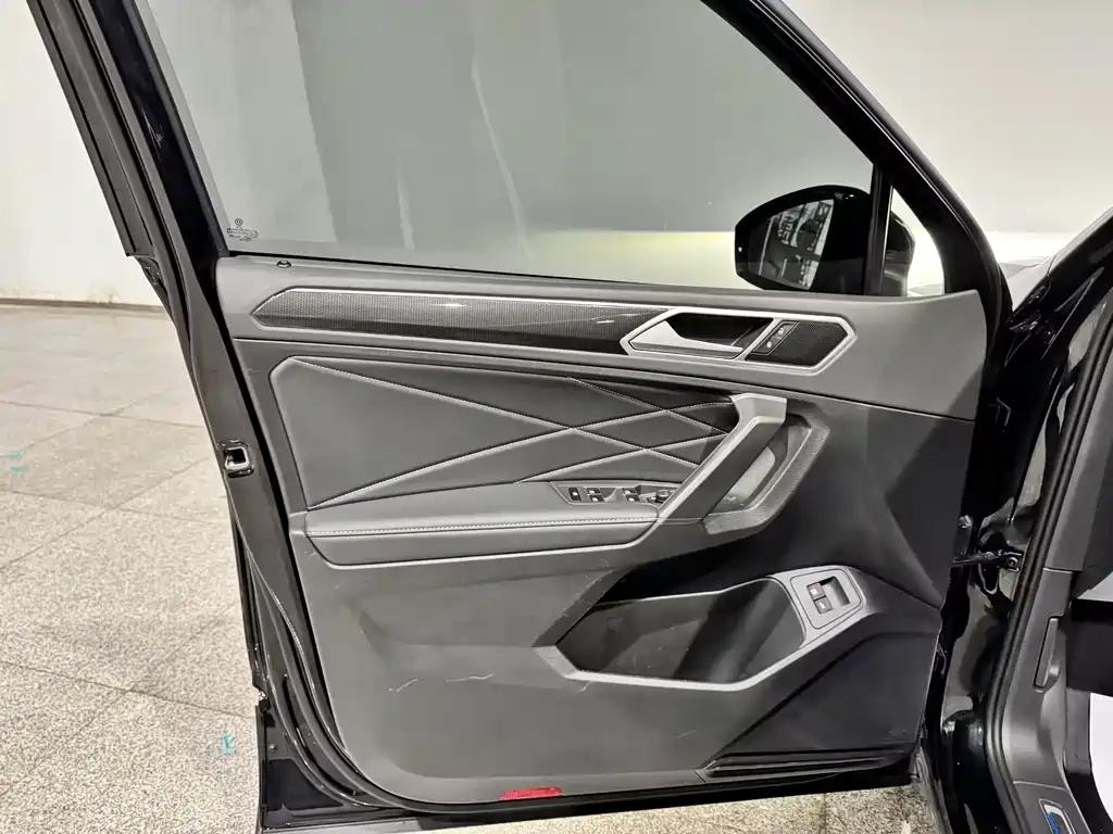 Volkswagen Tiguan L PHEV — миниатюра 8