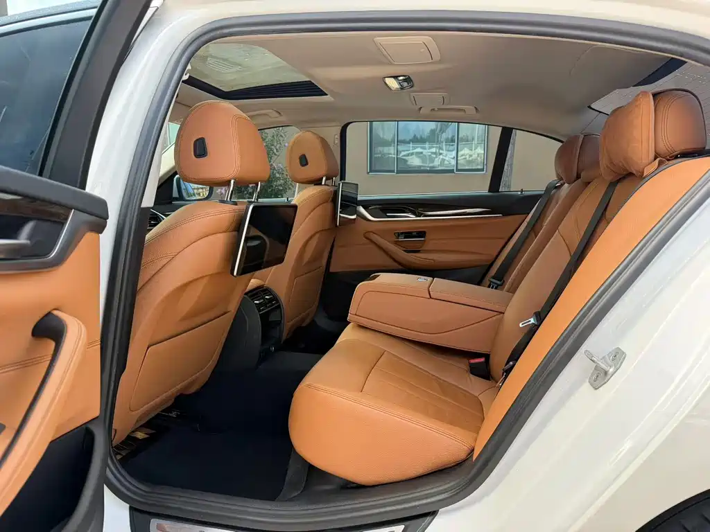 BMW 5 Series — миниатюра 8