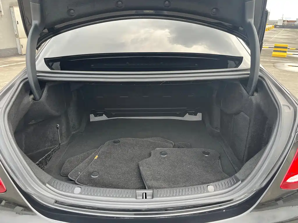 Mercedes-Benz E-Class — миниатюра 23