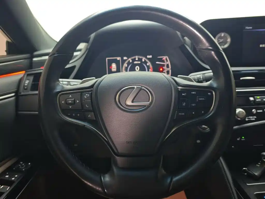 Lexus ES — миниатюра 11