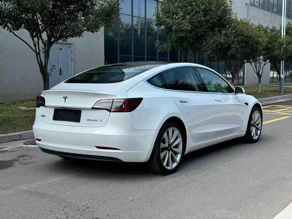 Tesla Model 3 — миниатюра 7