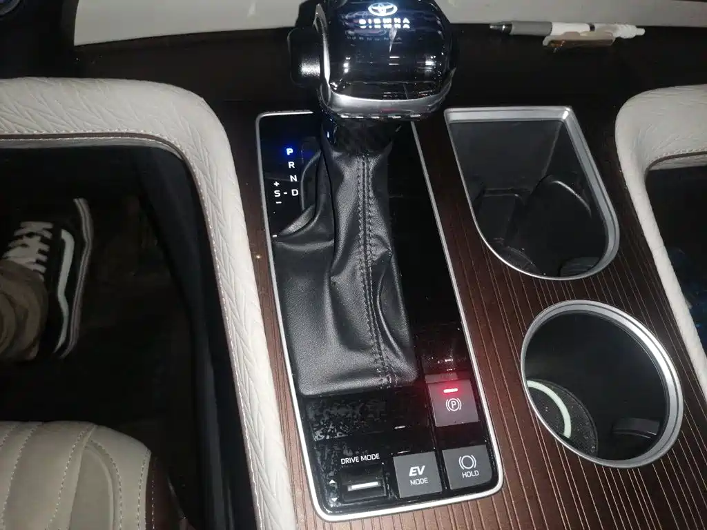 Toyota Sienna — миниатюра 7