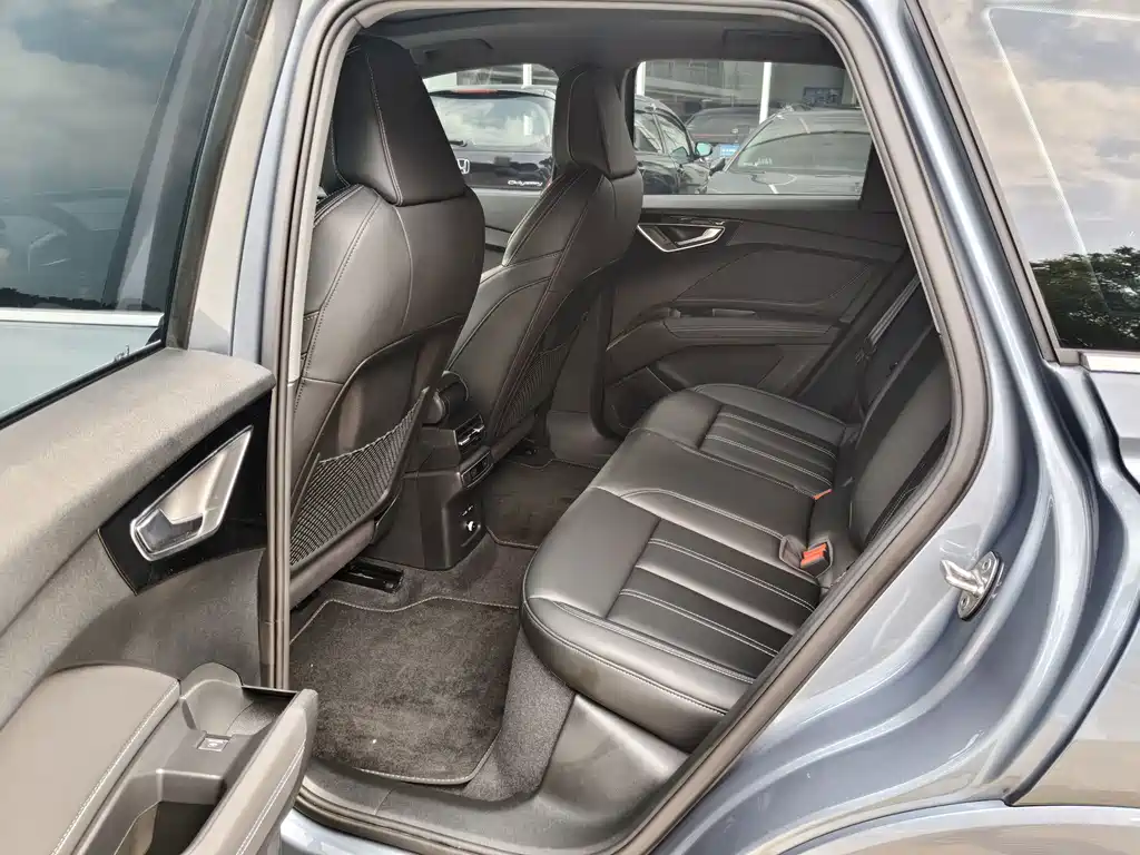 Audi Q4 e-tron — миниатюра 4