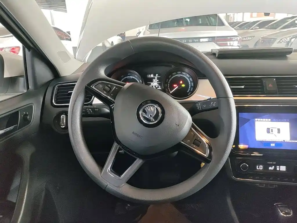 Skoda Rapid — миниатюра 11