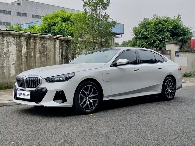 BMW i 5 2025 e Drive 40 L M — фото 1