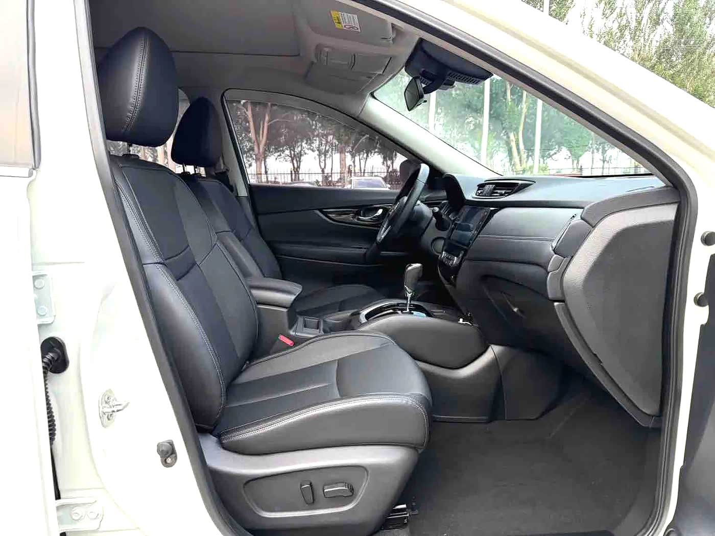 Nissan X-Trail 2.0 л 2022 г. Белый, пробег 41000 км