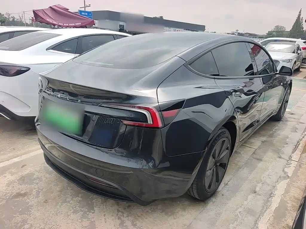 Tesla Model 3 — миниатюра 7
