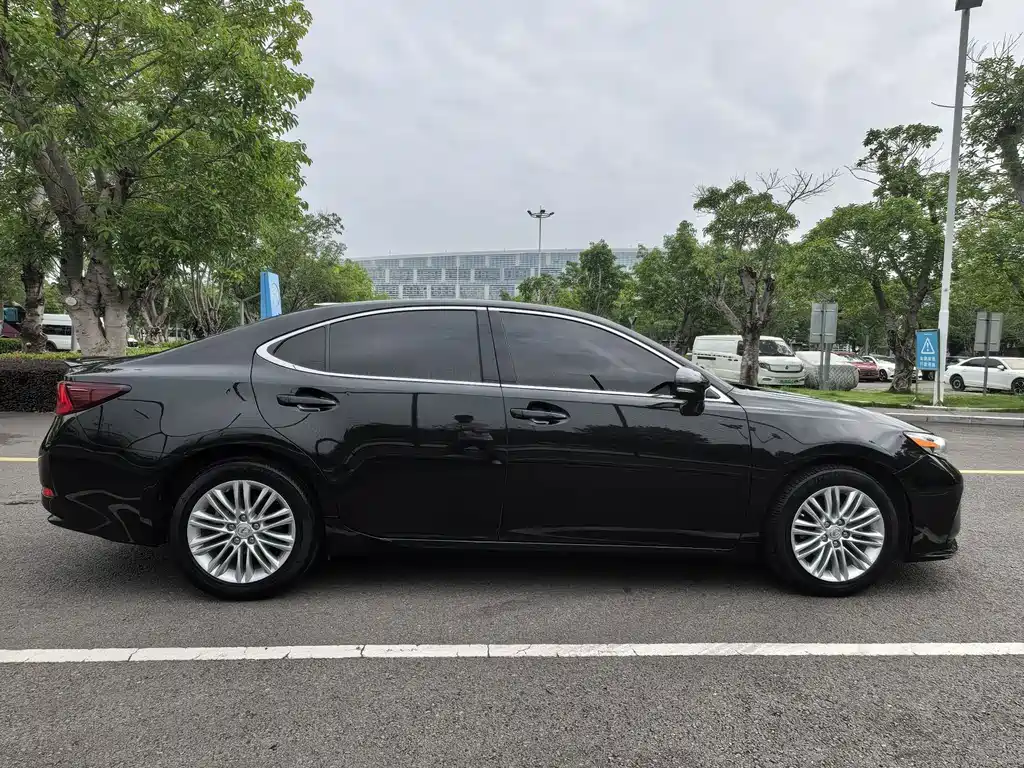 Lexus ES — миниатюра 7