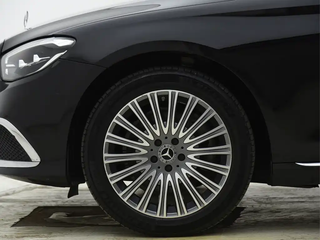 Mercedes-Benz E-Class — миниатюра 5