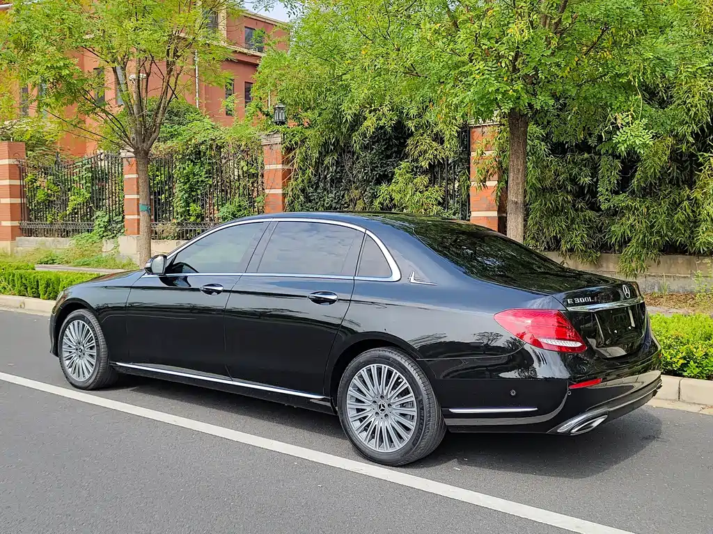 Mercedes-Benz E-Class — миниатюра 36