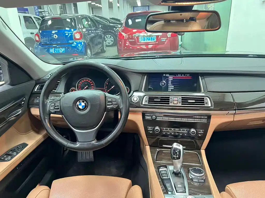 BMW 7 Series — миниатюра 10