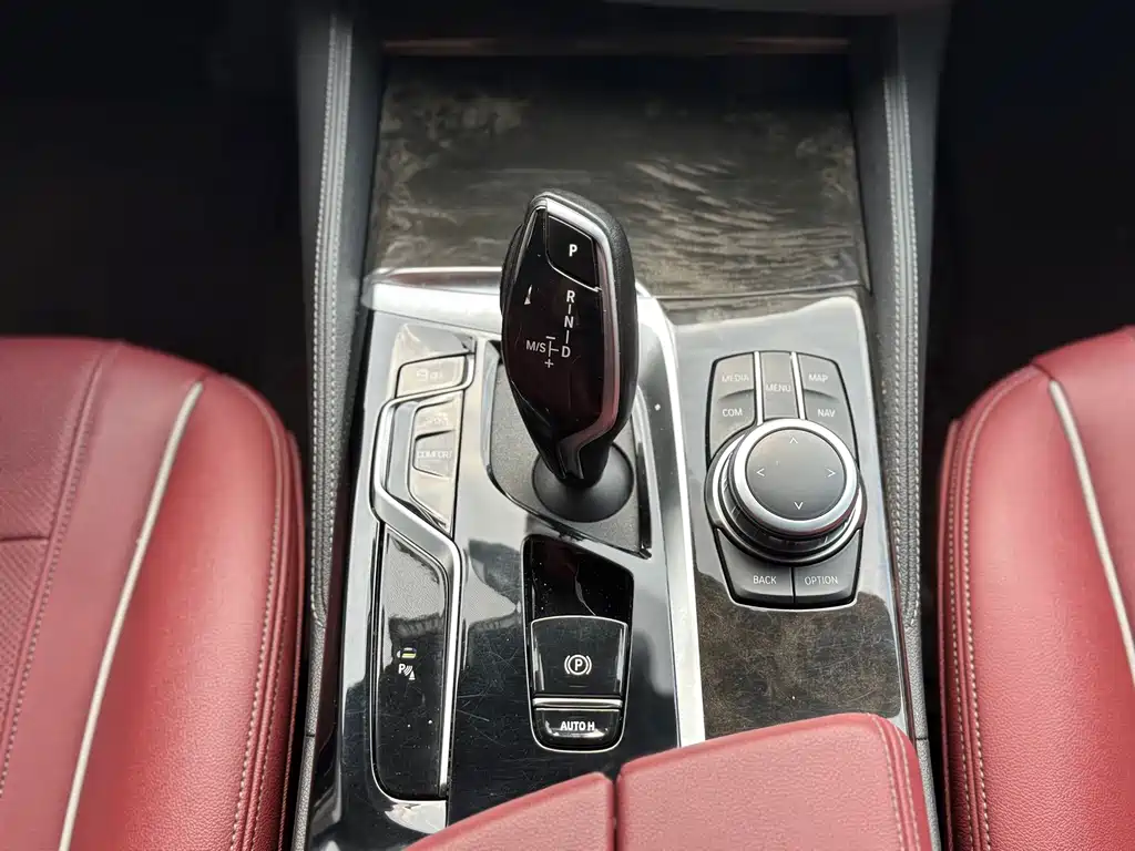 BMW 5 Series — миниатюра 12