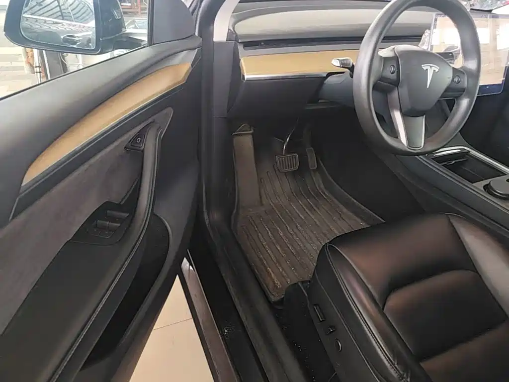 Tesla Model Y — миниатюра 16