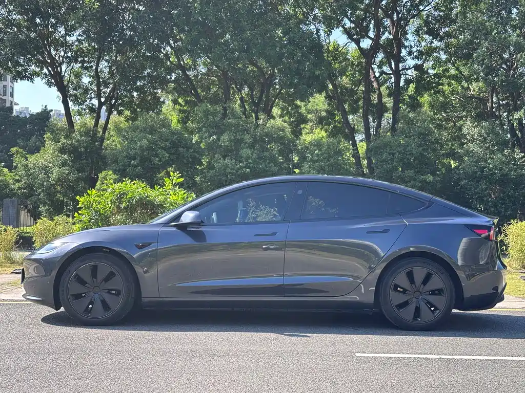 Tesla Model 3 — миниатюра 9