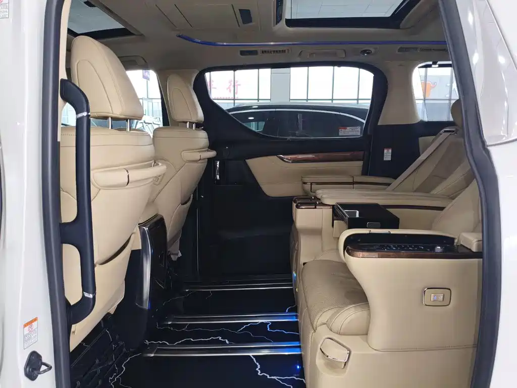 Toyota Alphard — миниатюра 14