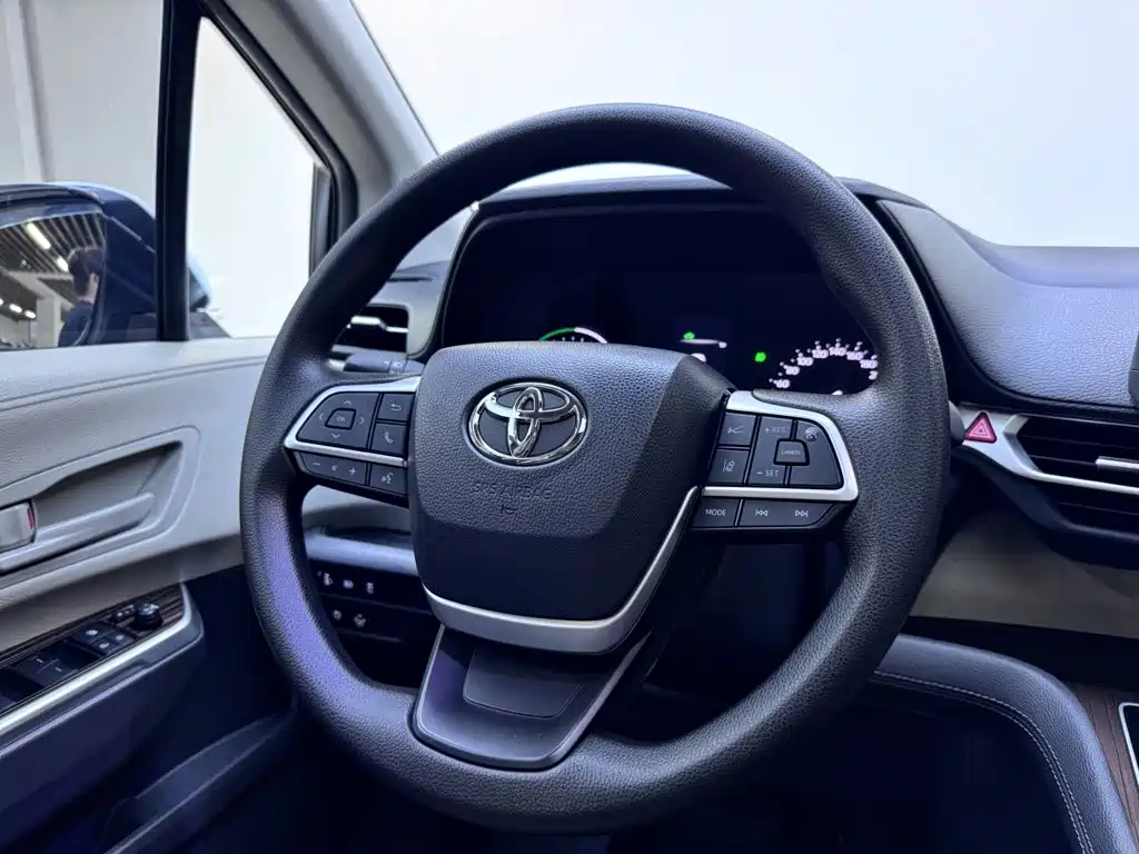 Toyota Sienna — миниатюра 15