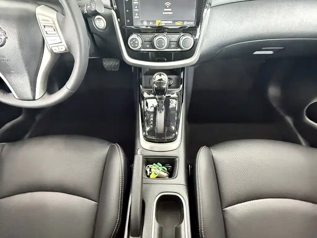 Nissan Tiida — миниатюра 8
